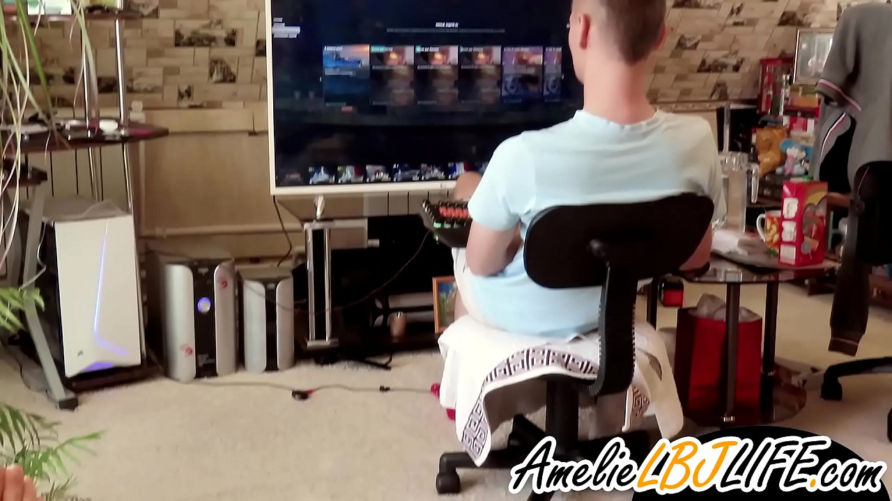 मुलगी संगणक गेम खेळण्यासाठी प्रियकरासाठी सेक्स टॉयने हस्तमैथुन करते