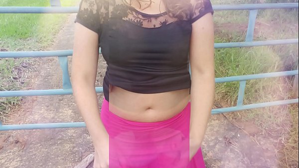 शेतात खेळणारी, खरी घरची बायको, कुत्री आणि तिचा रानातला कोंडणारा नवरा