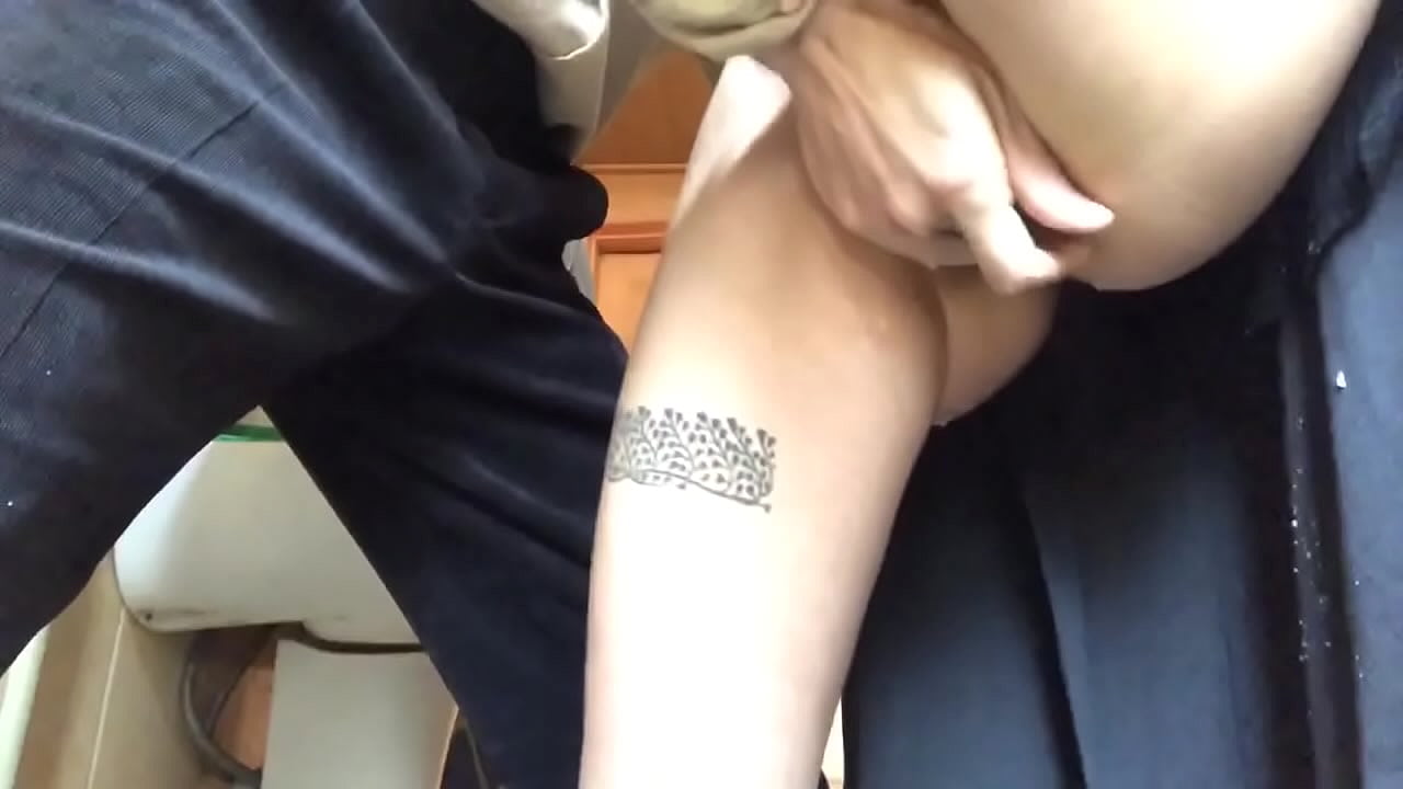 शाळेच्या बाथरूममध्ये स्क्वर्ट, एक वास्तविक फेसयुक्त भावनोत्कटता - माझ्या शिक्षकाने सर्वोत्तम प्रयत्न केले