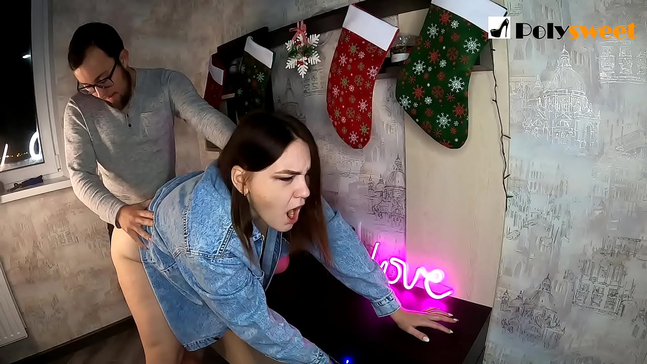 माणूस त्याच्या तोंडात आणि डिक सह नितंब मध्ये एक पोनीटेल एक सुंदर मुलगी fucking आनंद