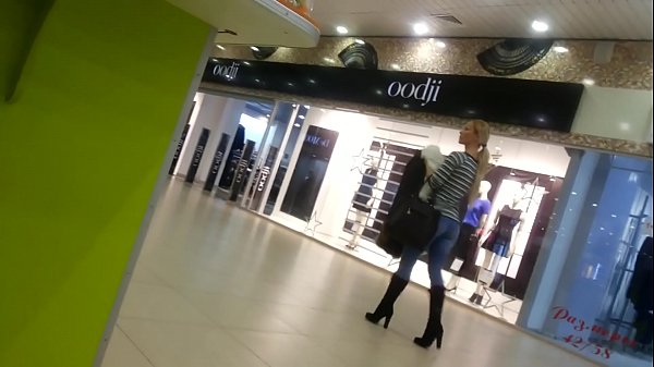 सुपरमार्केट मध्ये थंड चिक.