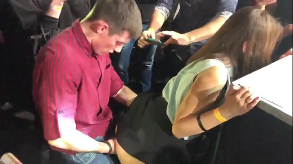 रशियन नाईट क्लबमध्ये वास्तविक सेक्स. गुद्द्वार आणि योनी मध्ये 18 वर्षीय रशियन मुलगी एक नाईट क्लब मध्ये fucked